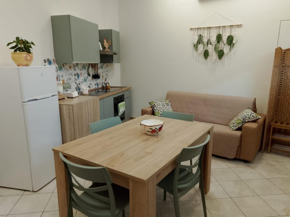 Kitchen or kitchenette, Living room, Seating area, Dining area, oven