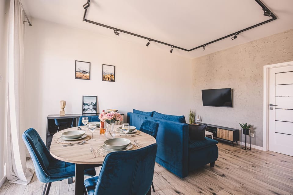 TV and multimedia, Living room, Seating area, Dining area, Evening entertainment