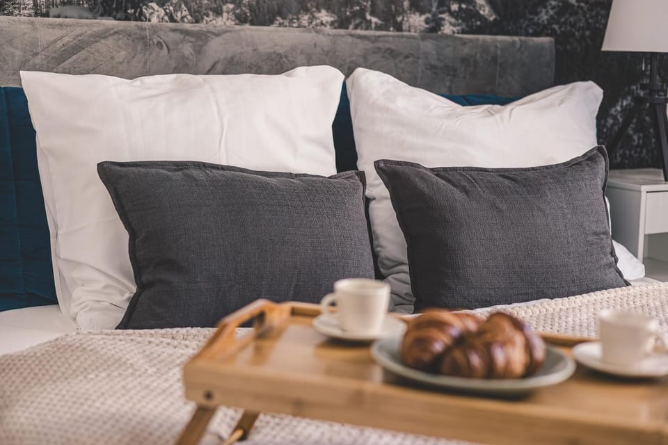 Bed, Living room, Food and drinks, Photo of the whole room, Seating area, Bedroom, Food