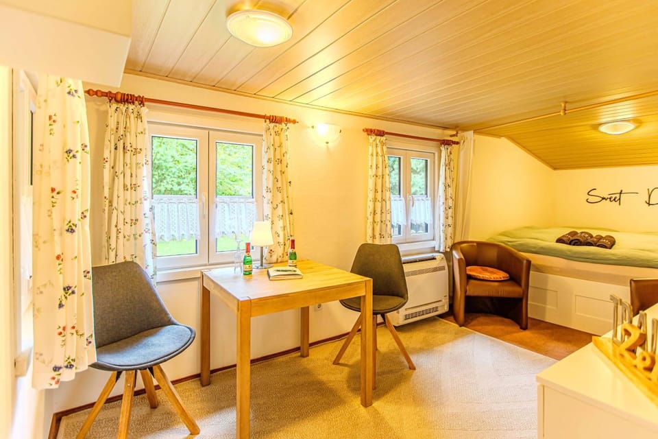 Bed, Dining area, air conditioner