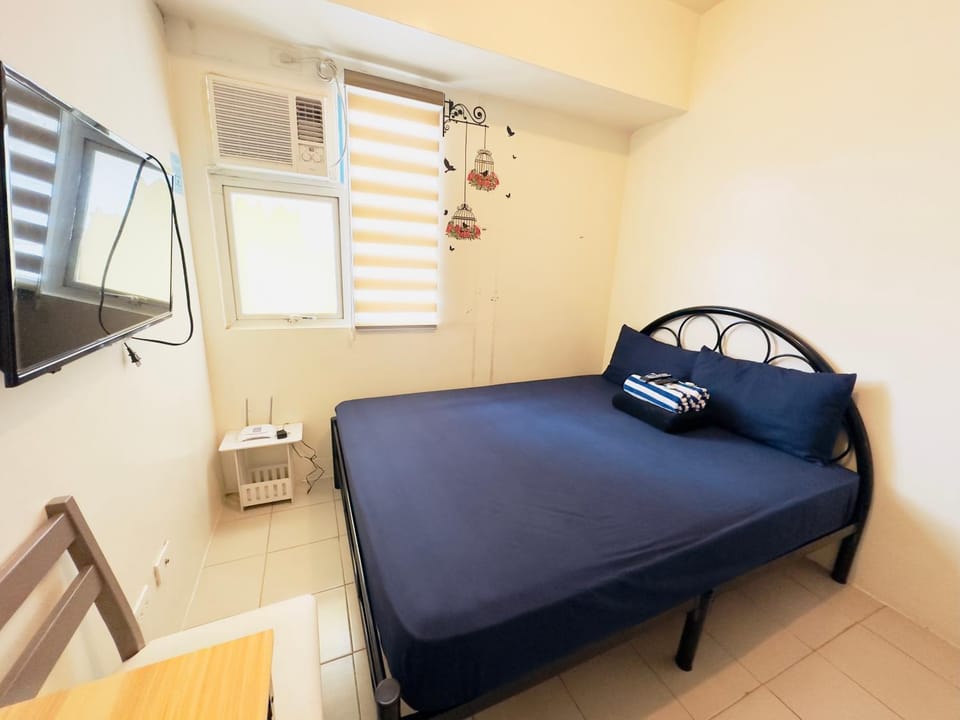 Bed, TV and multimedia, Bedroom