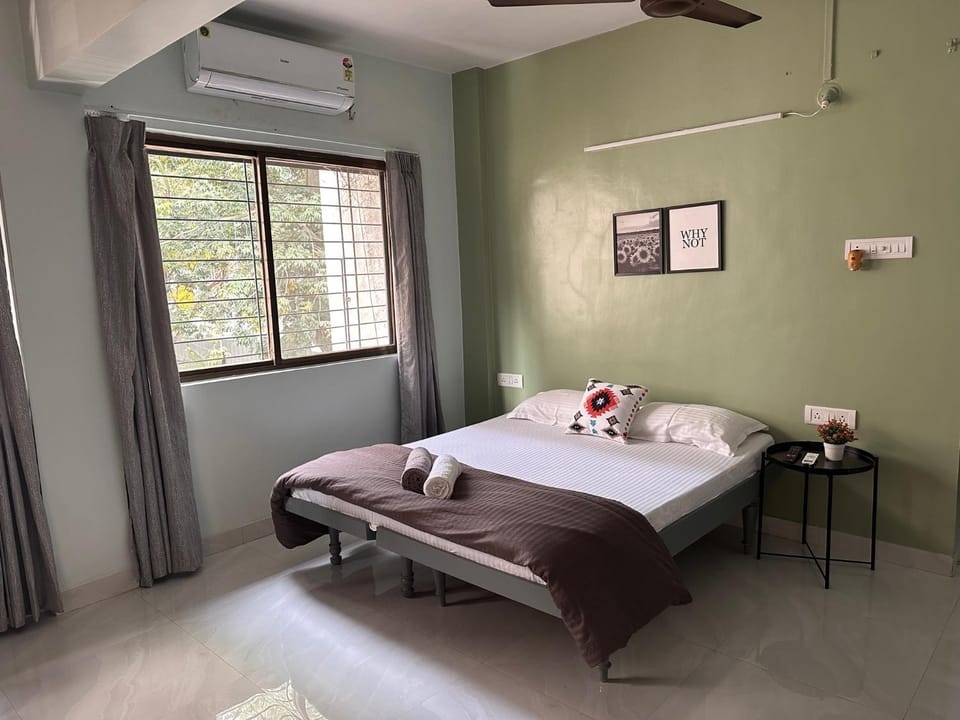 Bed, Photo of the whole room, Bedroom, air conditioner