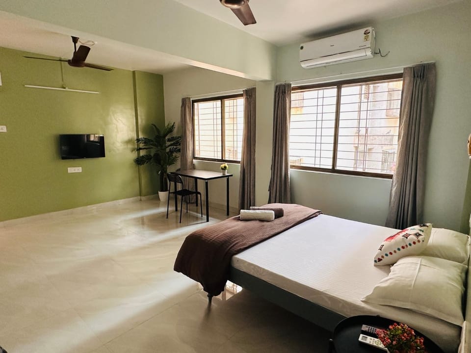 Bed, Photo of the whole room, Bedroom, fireplace, towels, air conditioner