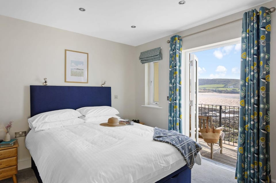 Bed, View (from property/room), Beach, Bedroom, Sea view