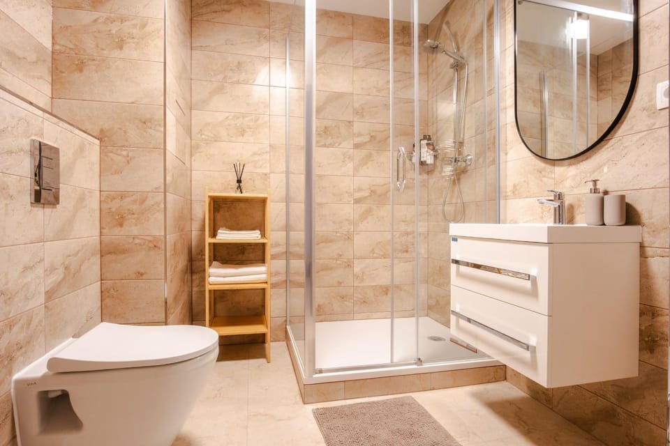 Shower, Toilet, Bathroom, towels