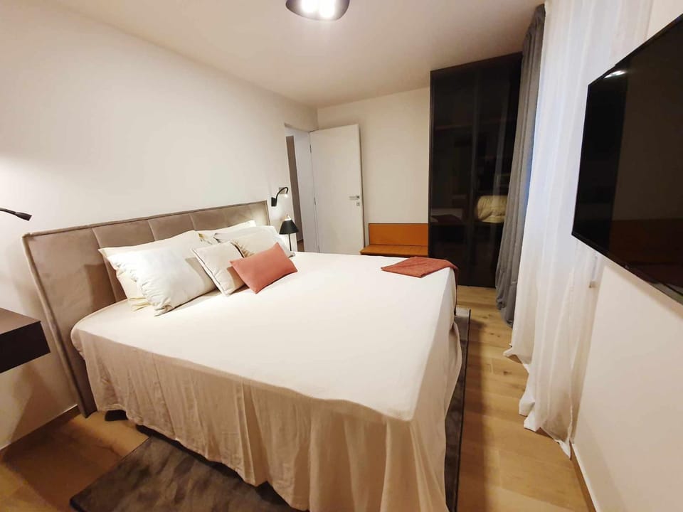 Bed, TV and multimedia, Bedroom