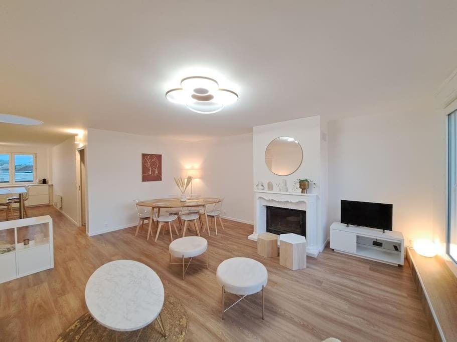 Appartement "Le Biarritz" - vue Cathédrale et Parking gratuit Apartment in Reims
