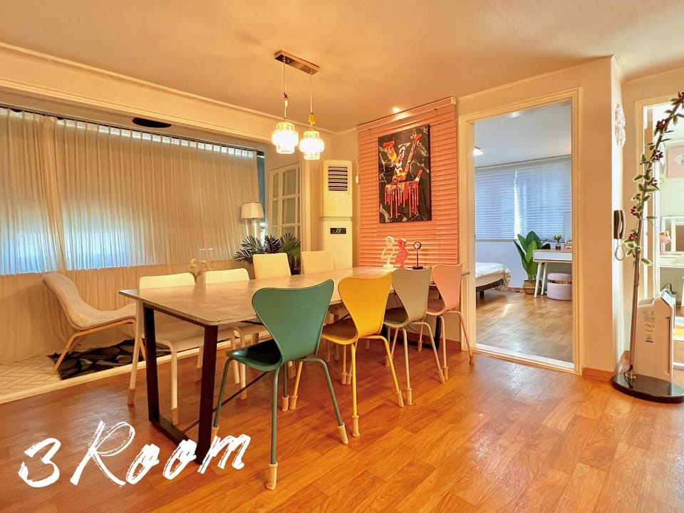 Patio, Balcony/Terrace, Balcony/Terrace, Living room, Photo of the whole room, Decorative detail, Decorative detail, Dining area, Animals, Text overlay, Pets, City view, Meals, Meals, children, young children, older children, group of guests, Family, heating, internet, pet friendly, laundry, washing machine, air conditioner, air conditioner