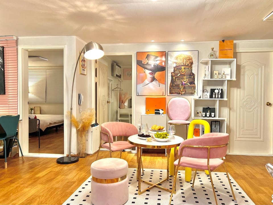 Living room, Seating area, Dining area, Meals, group of guests, group of guests, group of guests, Family, Family, Family