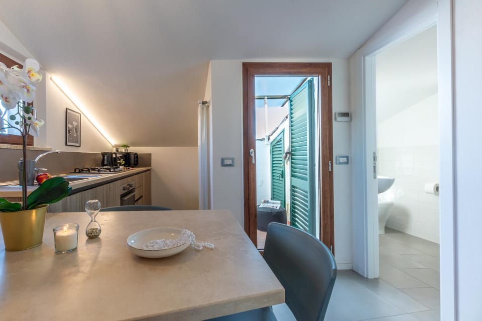 Kitchen or kitchenette, Living room, Seating area, Dining area, Bedroom, stove