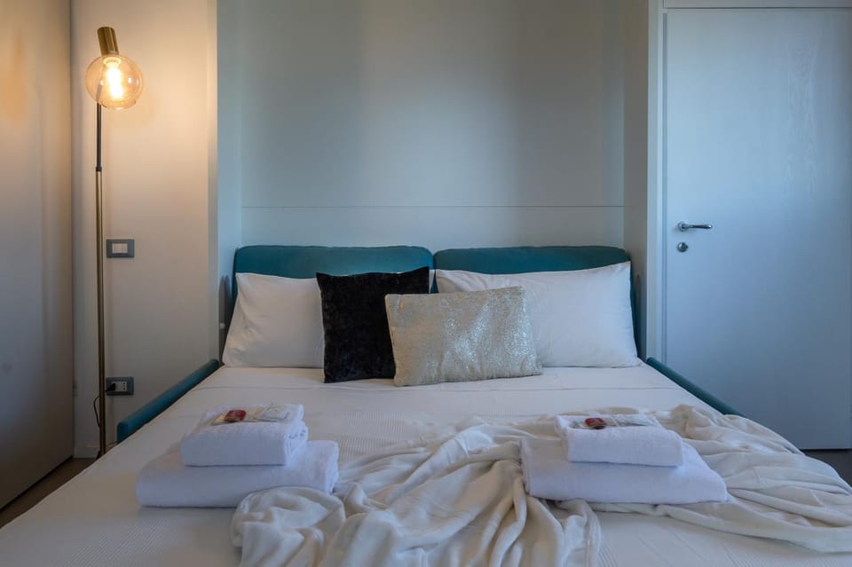 Bed, Photo of the whole room, towels