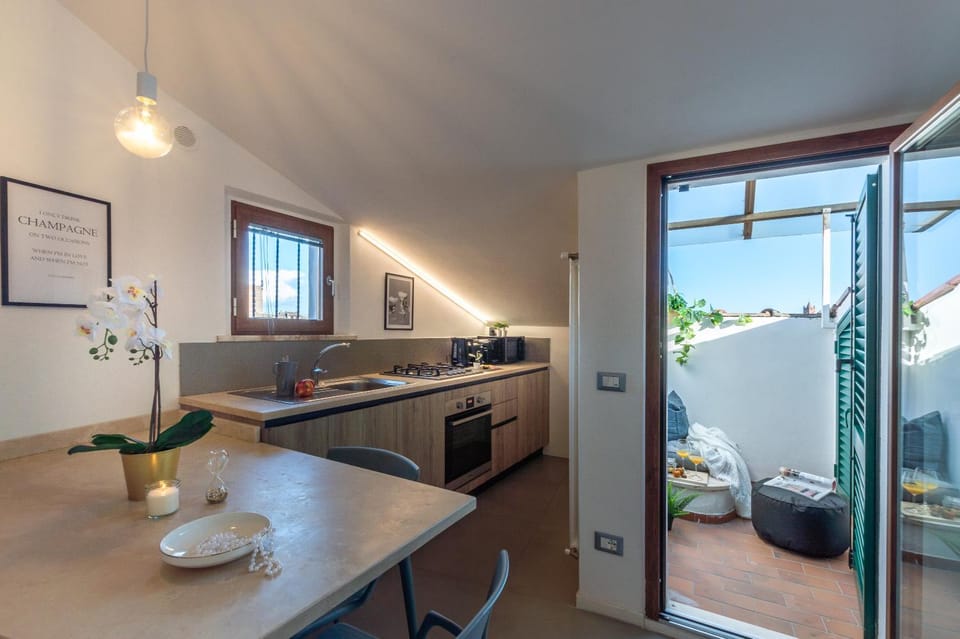 Kitchen or kitchenette, Dining area, minibar, pet friendly, stove, toaster