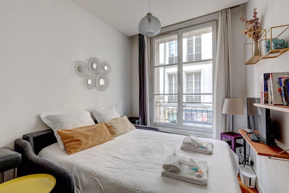 Bed, Living room, towels