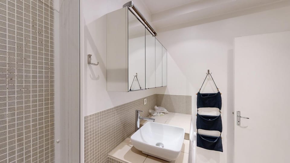 Bathroom, towels