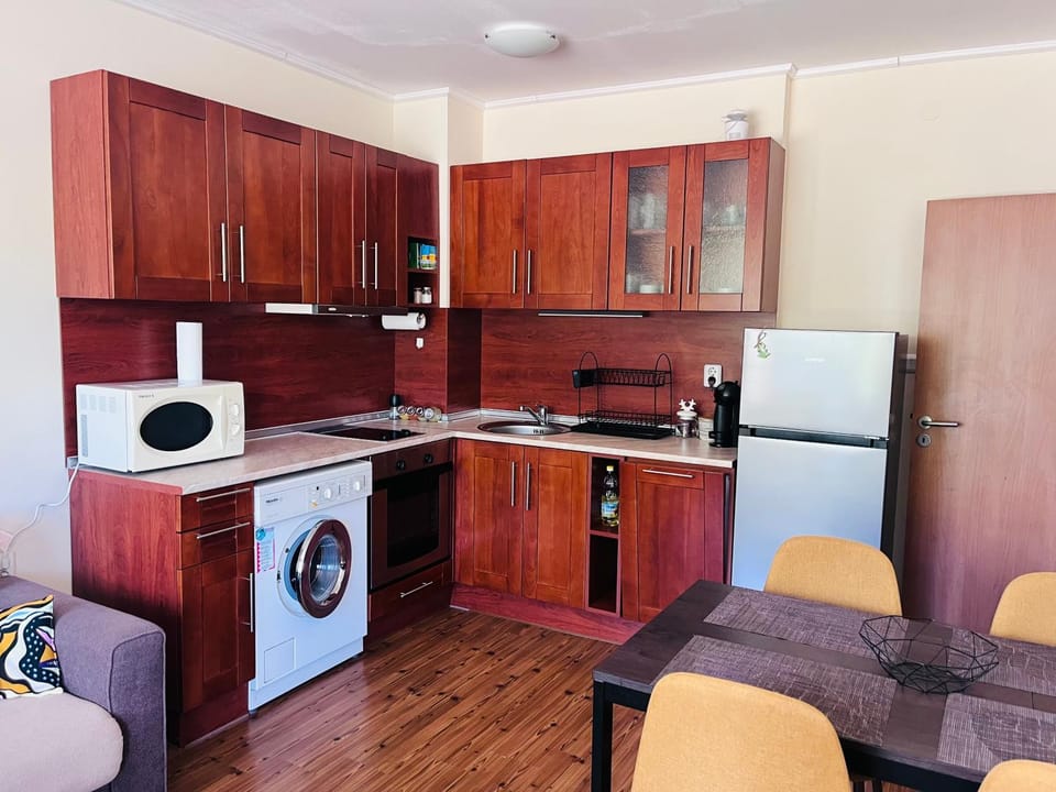 Kitchen or kitchenette, Dining area, dishwasher, oven, stove