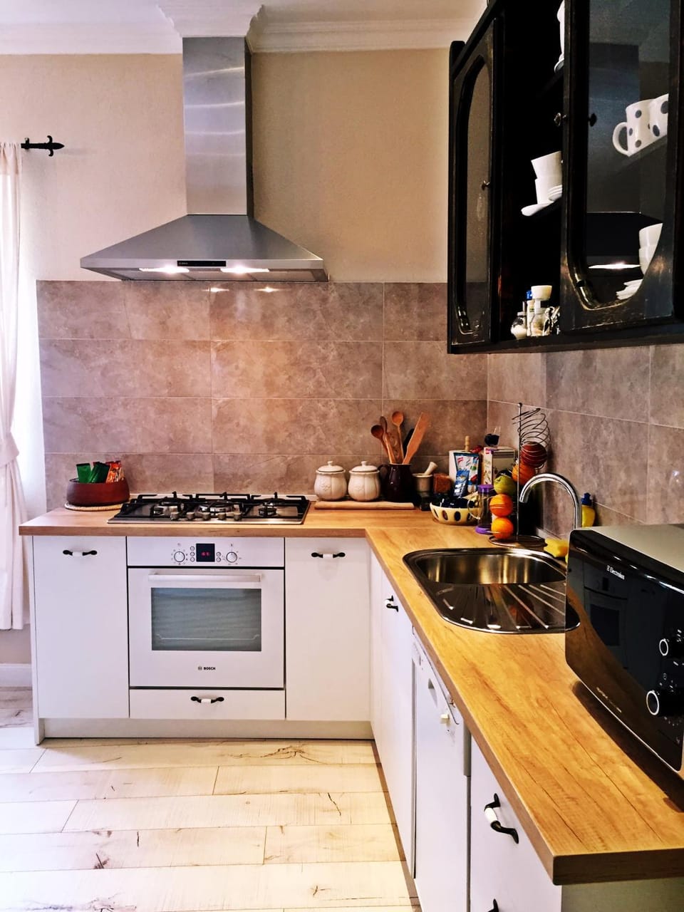 Property building, Coffee/tea facilities, Kitchen or kitchenette, Dining area