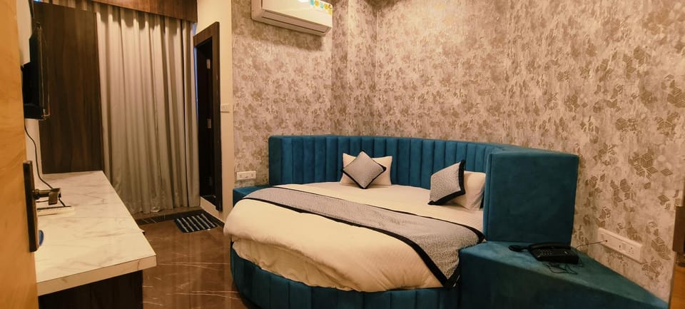 Bed, Living room, Photo of the whole room, Seating area, Bedroom, towels, air conditioner