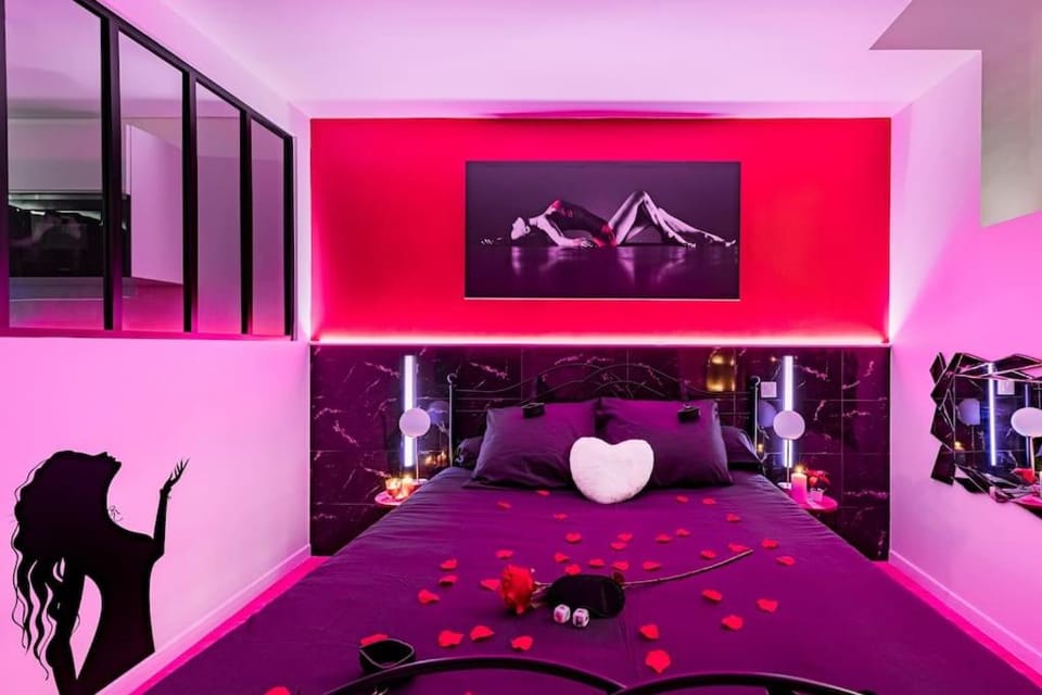 Bed, Photo of the whole room, Decorative detail, Bedroom