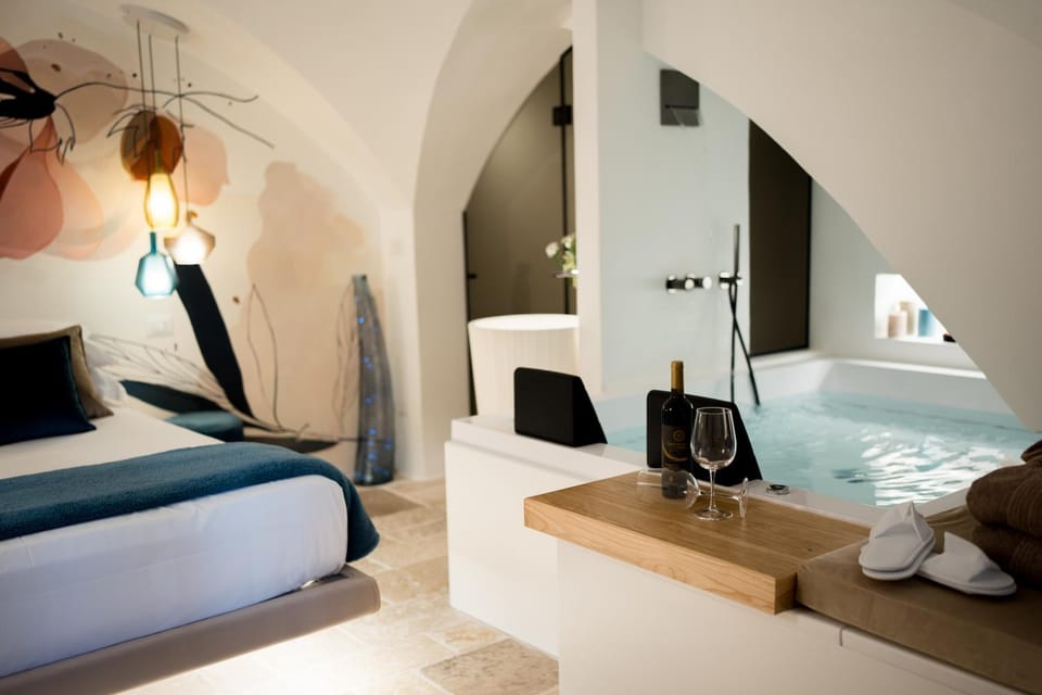 Bed, Hot Tub, Bedroom