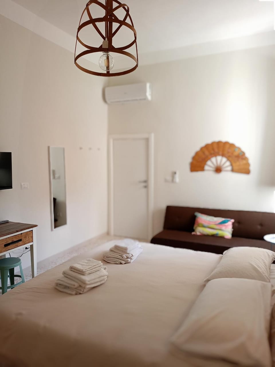Photo of the whole room, Bedroom, towels
