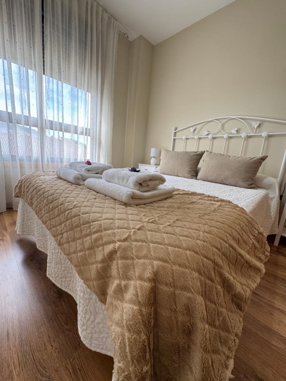 Bed, Photo of the whole room, Bedroom, towels