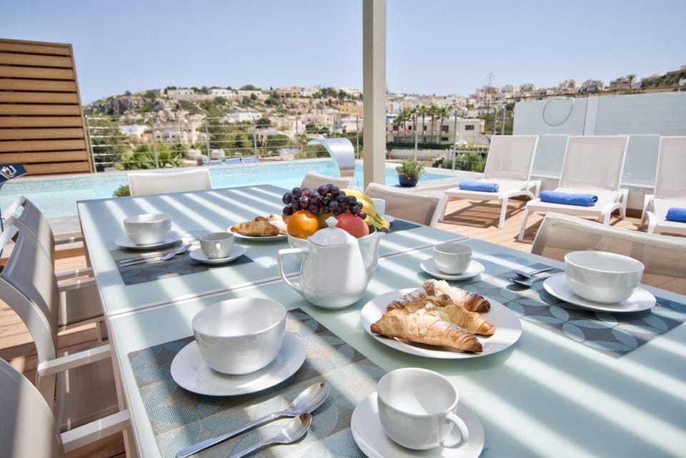 Balcony/Terrace, Food and drinks, Pool view
