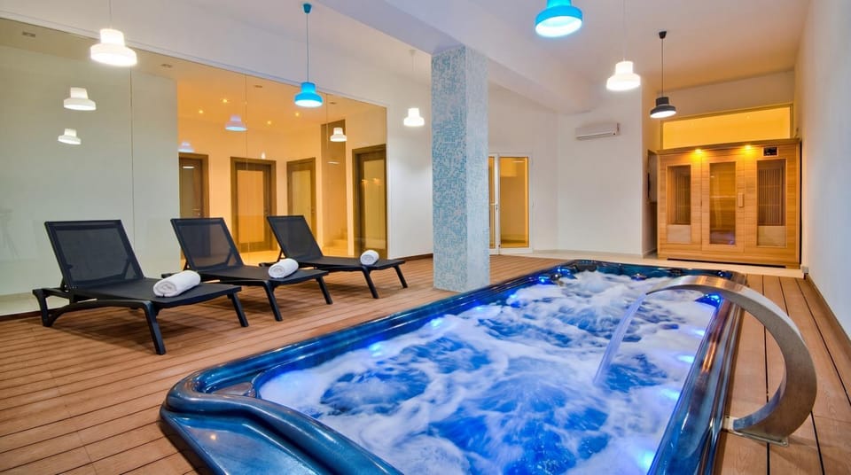 Hot Tub, Swimming pool