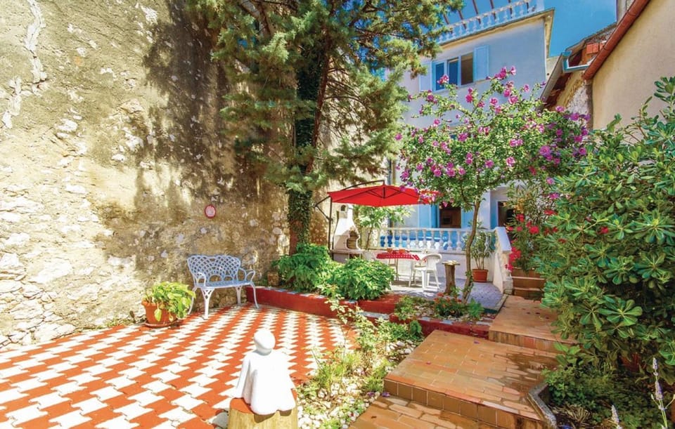 Property building, Facade/entrance, Summer, Garden, On site