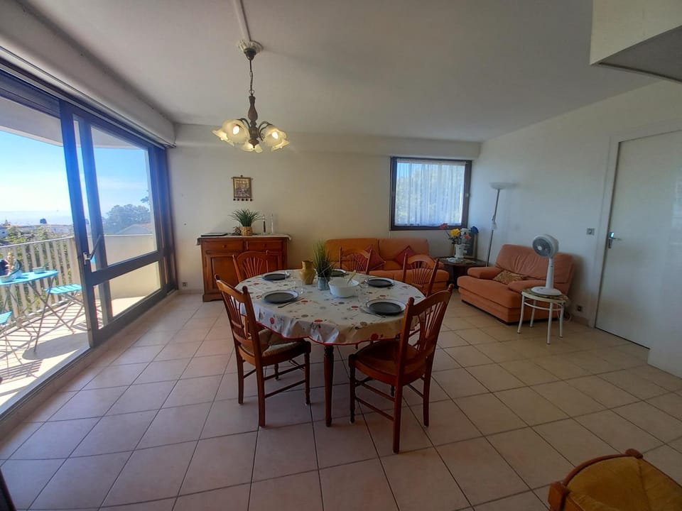 View (from property/room), Balcony/Terrace, Living room, Seating area, Dining area
