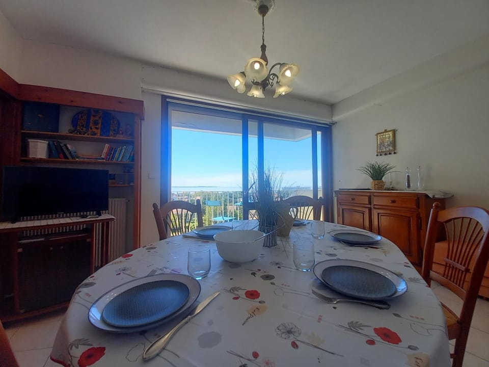 TV and multimedia, Balcony/Terrace, Living room, Seating area, Dining area, Sea view