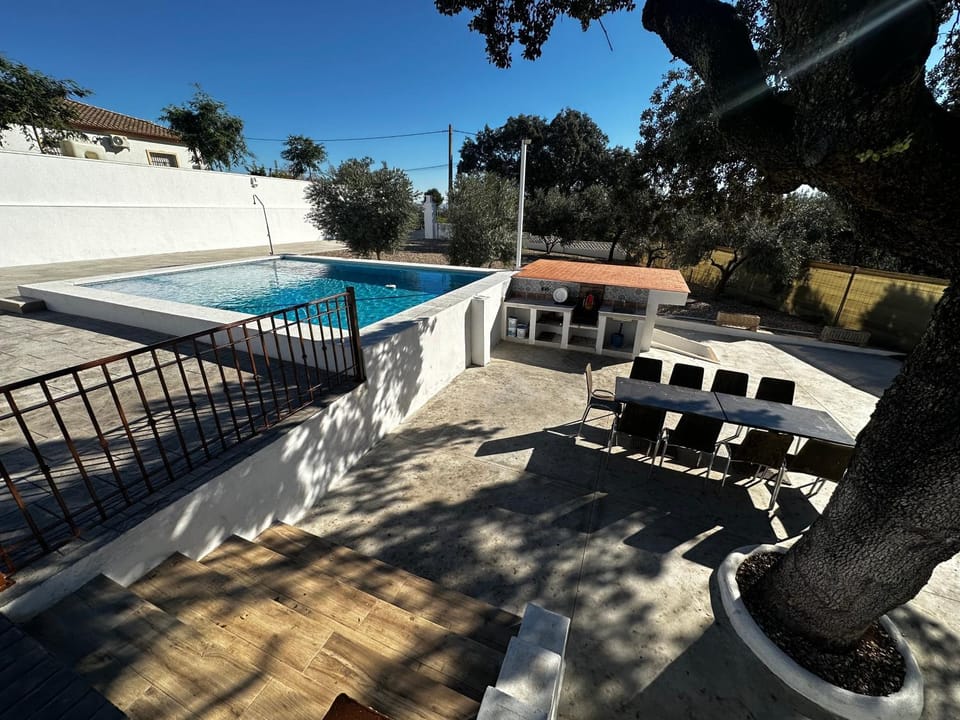 BBQ facilities, Dining area, Pool view, Swimming pool, sunbed