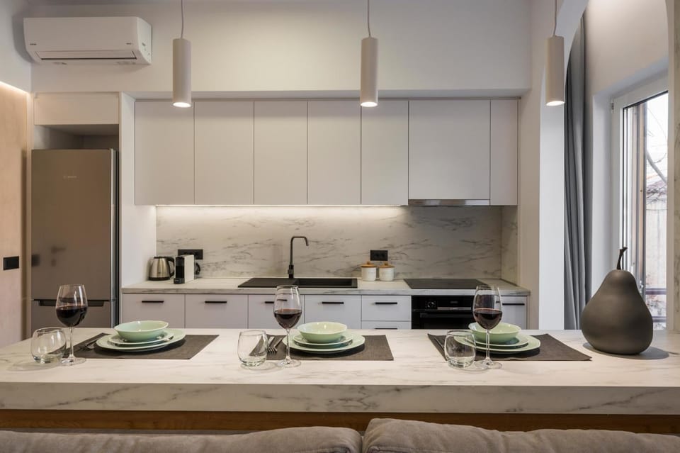 Coffee/tea facilities, Kitchen or kitchenette, Dining area, stove