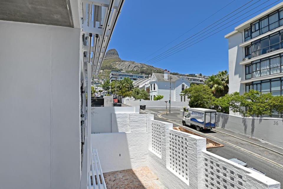Bantry Bay 2bed 100m To Beach Apartment in Sea Point