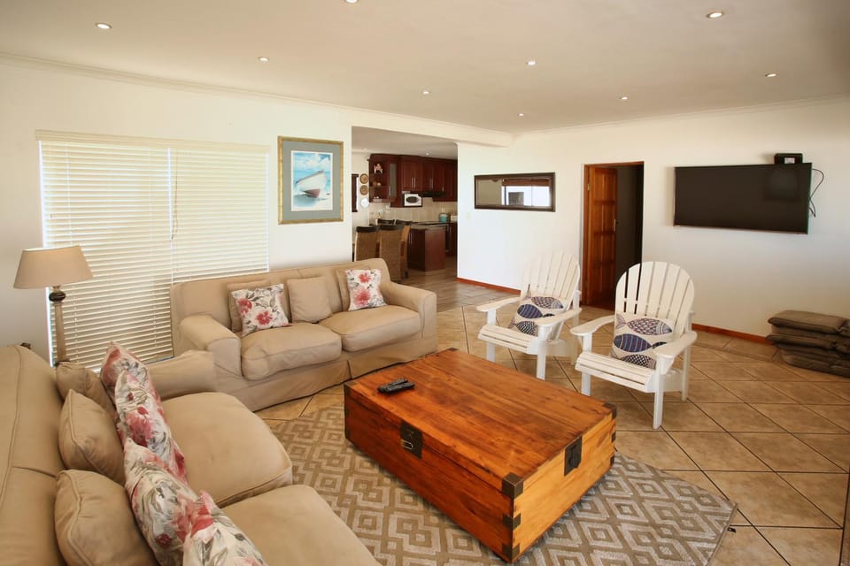 TV and multimedia, Living room, Seating area, Evening entertainment