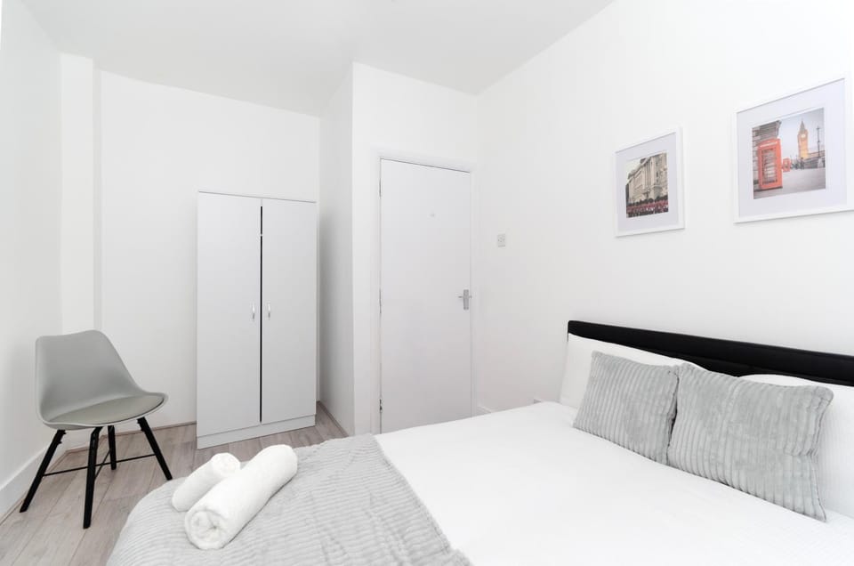 Bedroom, towels, wardrobe