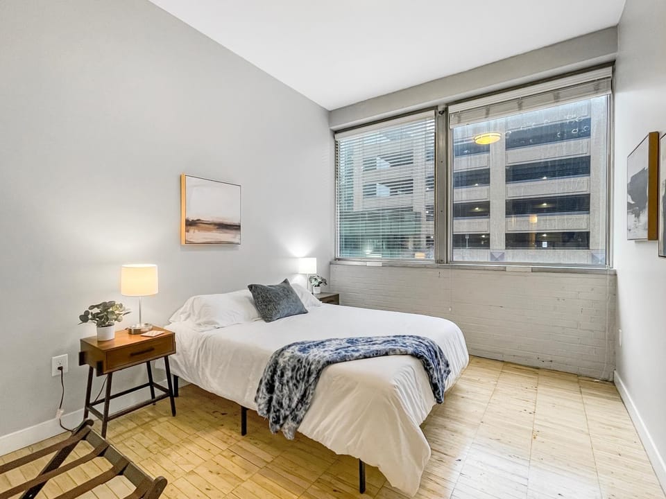 Beautiful 2BR2BA in Bldg connected to Skywalk Apartment in Des Moines
