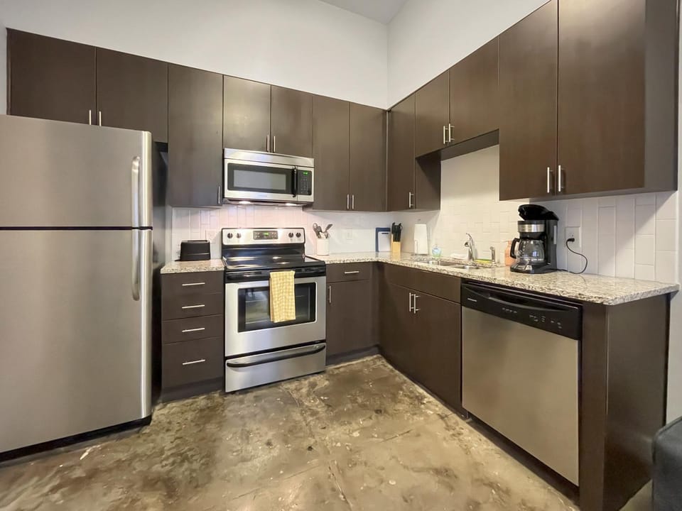 1 BR - 8 min walk to Court Ave District Downtown Apartment in Des Moines