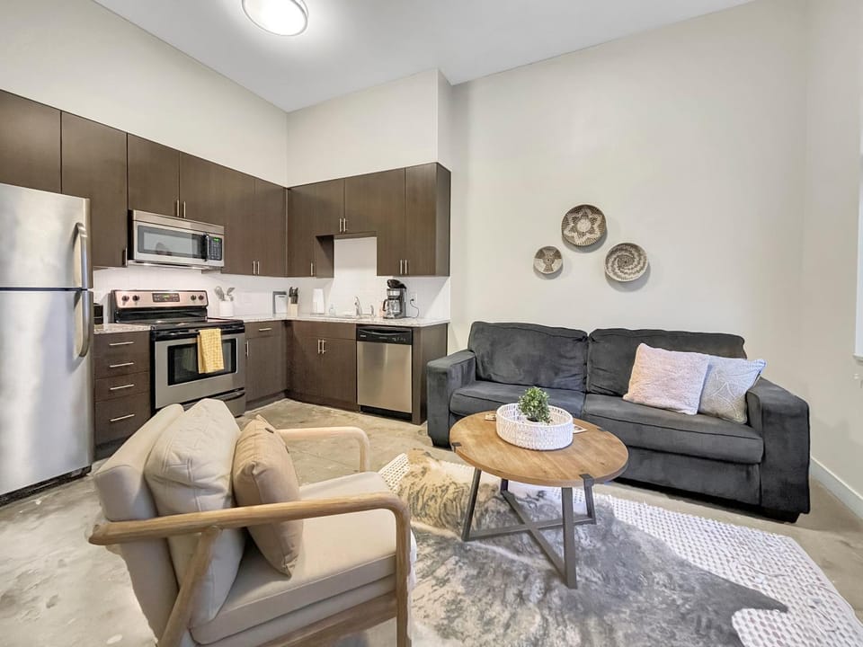 1 BR - 8 min walk to Court Ave District Downtown Apartment in Des Moines
