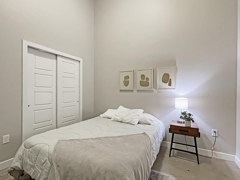 Large 1 Bed apt in the Heart of Downtown Apartment in Des Moines