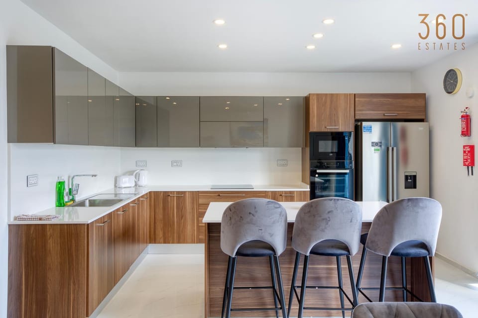 Kitchen or kitchenette, Living room, Seating area, Dining area, minibar, oven, pet friendly, stove