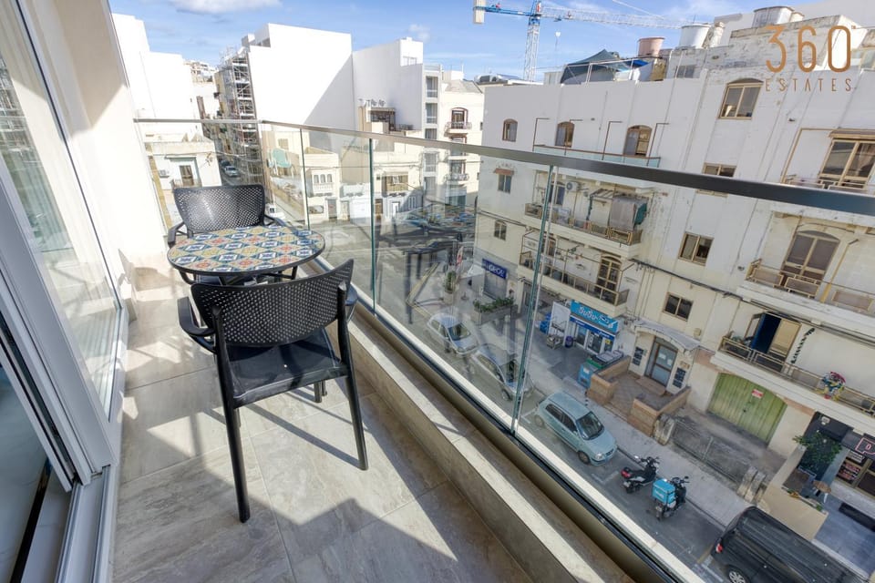 Property building, Patio, Day, Neighbourhood, View (from property/room), Balcony/Terrace, City view, Street view, Location, Parking