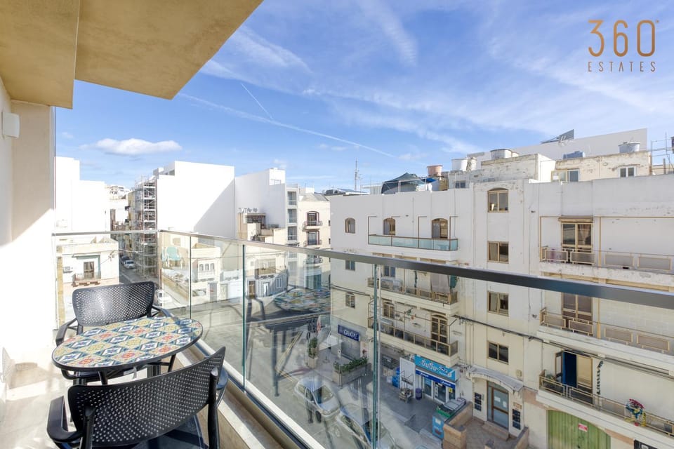 Property building, Patio, Day, Neighbourhood, View (from property/room), Balcony/Terrace, City view, Street view, Location