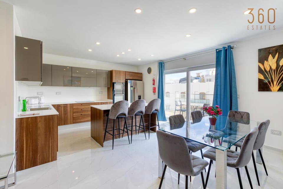 Kitchen or kitchenette, Living room, Seating area, Dining area, minibar, oven, stove