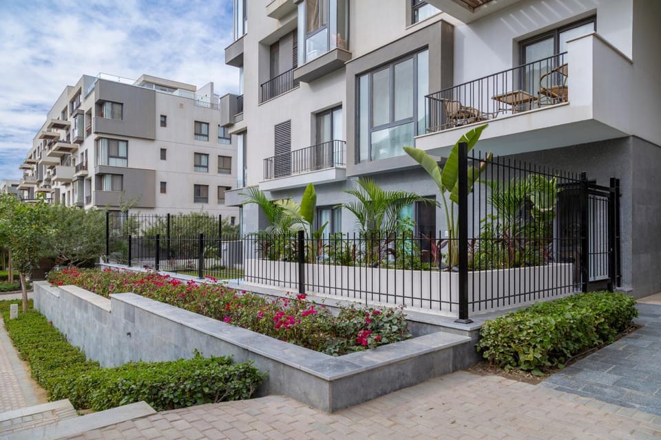 Property building, Neighbourhood, Garden, Location