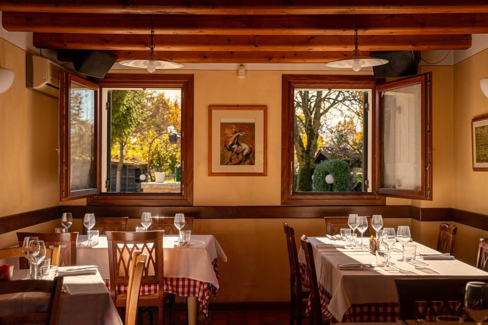 Restaurant/places to eat, Dining area