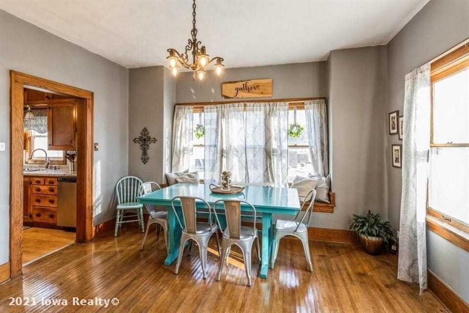 Bright 4BR Bungalow Sleep 12 near Des Moines & i80 House in Iowa
