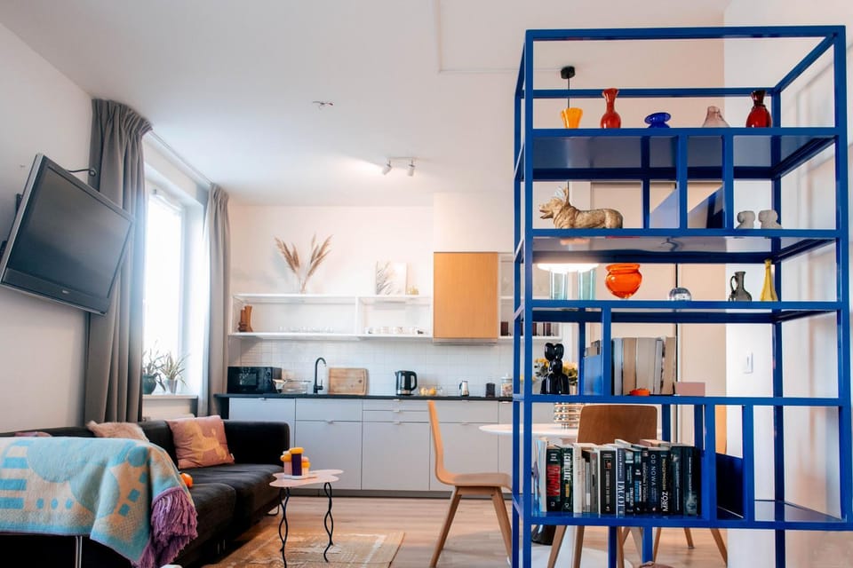 Bed, Library, TV and multimedia, Kitchen or kitchenette, Living room, Photo of the whole room, Seating area, Bedroom, minibar