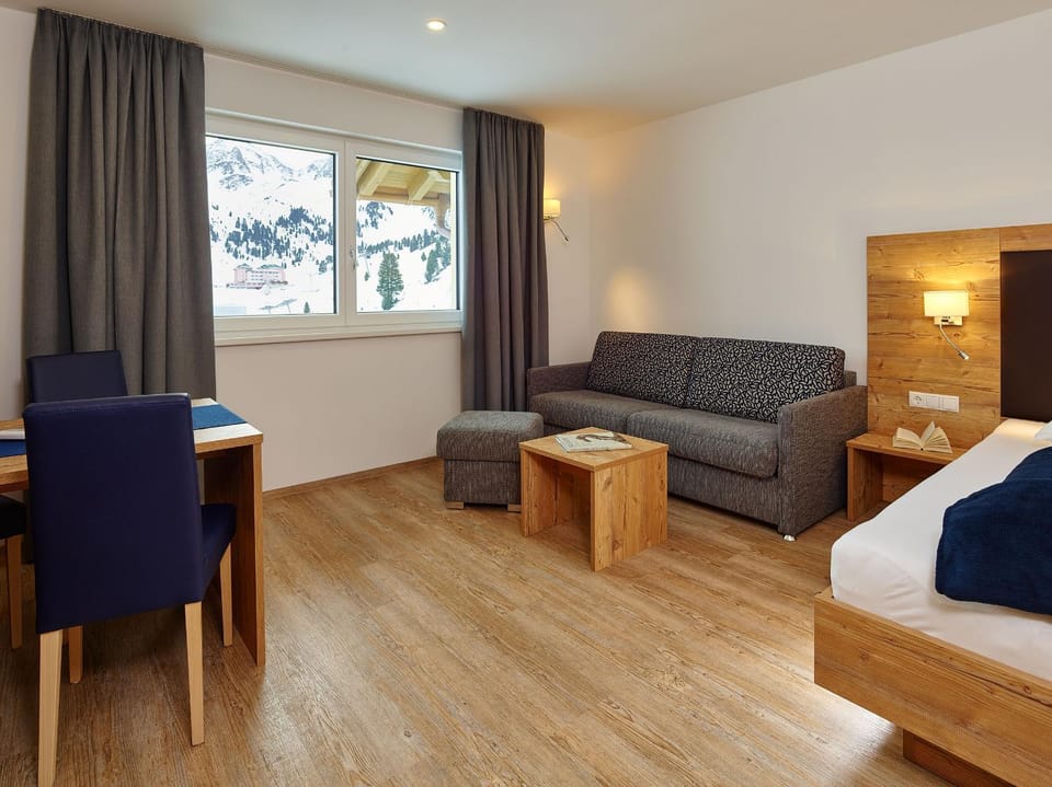 Living room, Bedroom, Mountain view