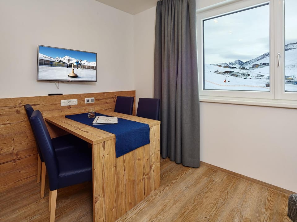 Dining area, Family