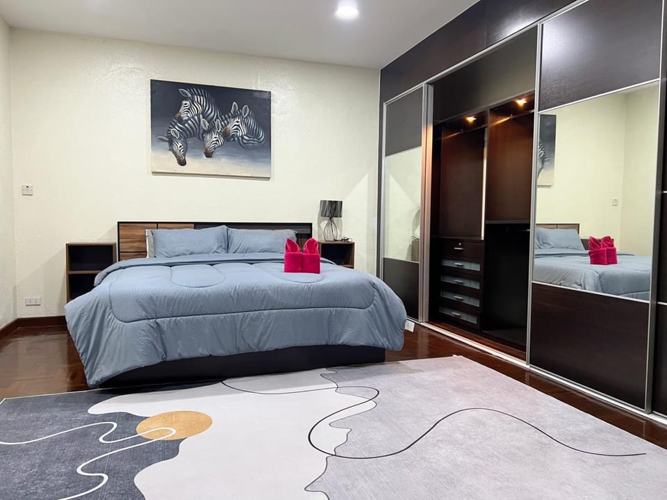 Bed, Photo of the whole room, Bedroom, wardrobe
